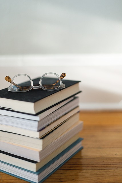 Gestapelte Bücher repräsentieren die Ausbildung zum Digital Marketing Manager.
