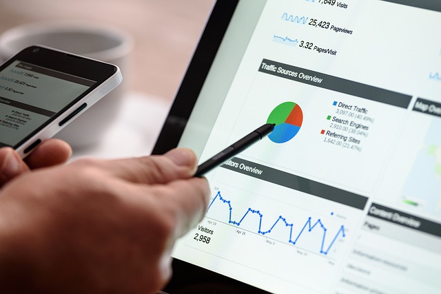 Laptop mit Grafiken zu Marketing KPIs.
